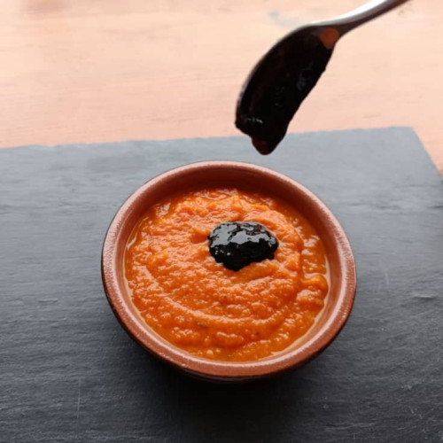 Encre de seiche mélangée à de la sauce tomate