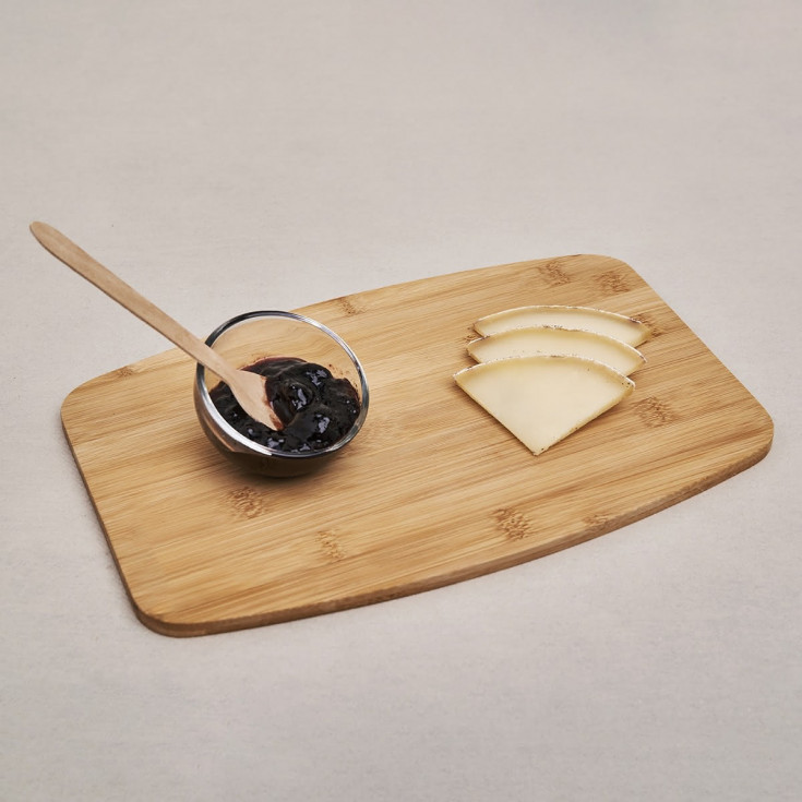 Confiture de cerises noires artisanale au piment d’Espelette avec fromage de brebis : onacook.com