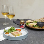 Confit d’oignons artisanal au piment d’Espelette avec foie gras et vin blanc : onacook.com