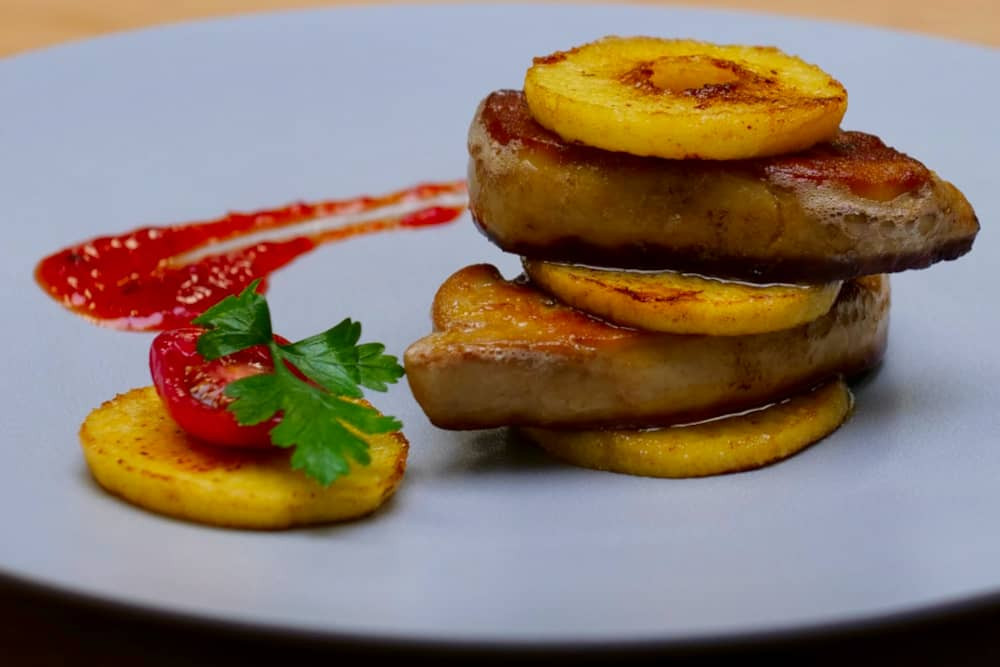 Chuletas de foie gras a la plancha con manzanas